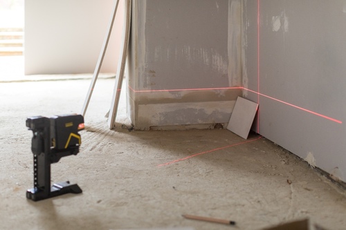 Wyznaczanie pionu i poziomu w budownictwie za pomocą lasera